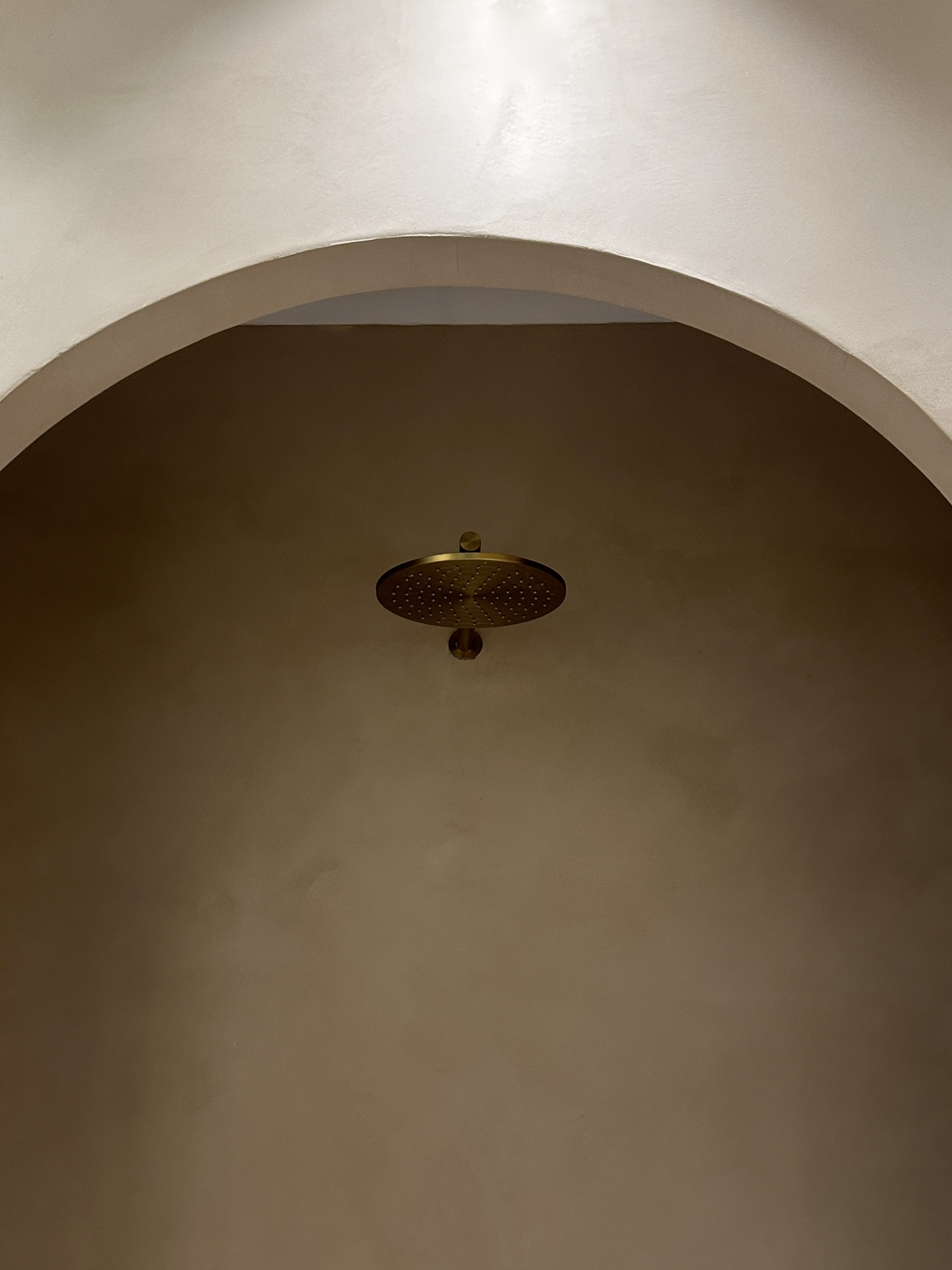 Béton ciré arche laiton